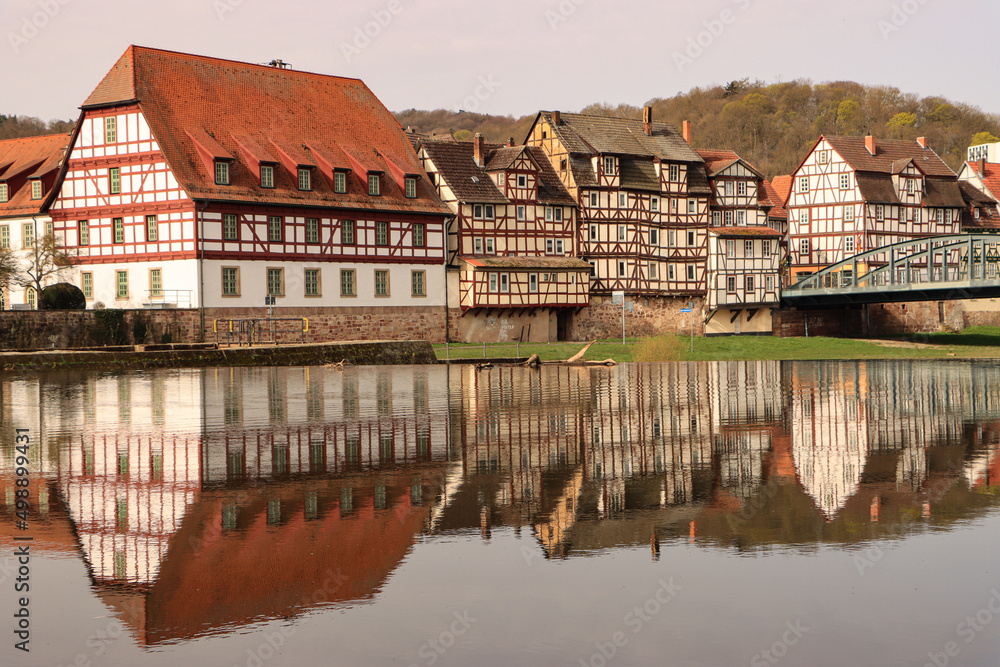 Fototapeta premium Fachwerkstadt Rotenburg; Altstadtufer an der Alten Fuldabrücke
