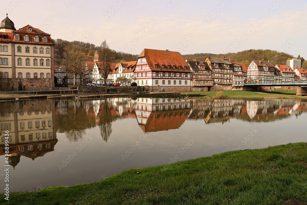 Romantisches Fuldatal; Blick auf die Altstadt von Rotenburg mit Schloß , Marstall und Fachwerkhäusern an der Alten Fuldabrücke
