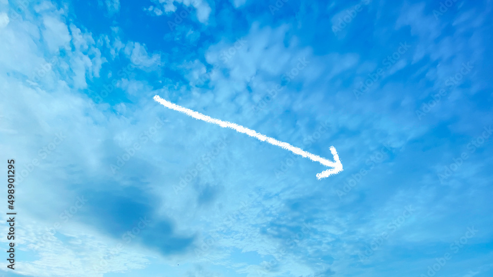 青空の上の下がる矢印_ワイド 青空の上の下がる矢印_ワイド