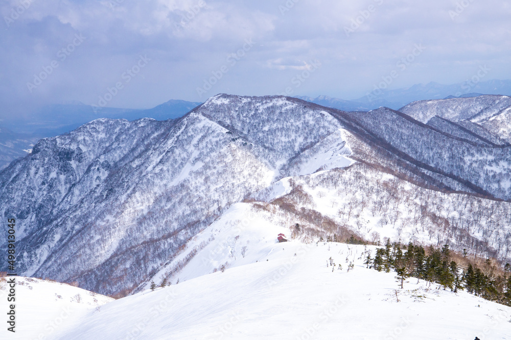 雪に覆われた稜線　平標山