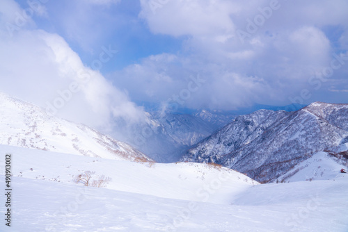 山岳風景 雪に覆われた山脈