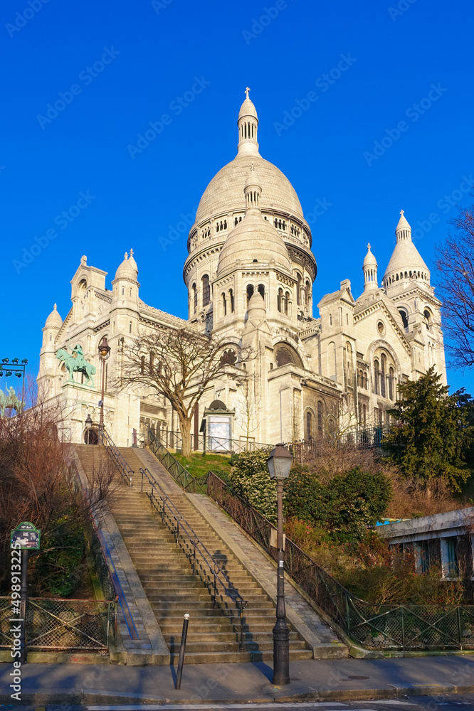 モンマルトルの丘に建つサクレ・クール寺院（パリ フランス）