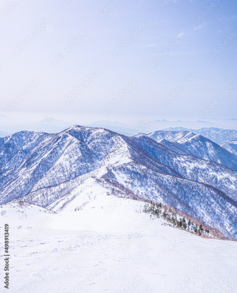 冬山の絶景　雪に覆われた稜線