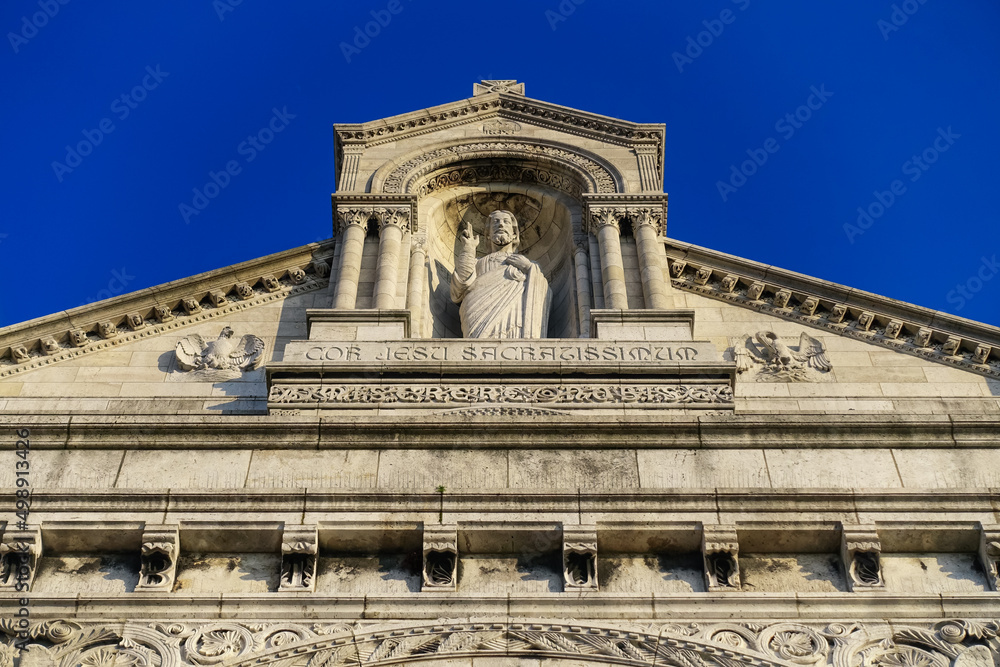 モンマルトルの丘に建つサクレ・クール寺院（パリ フランス）