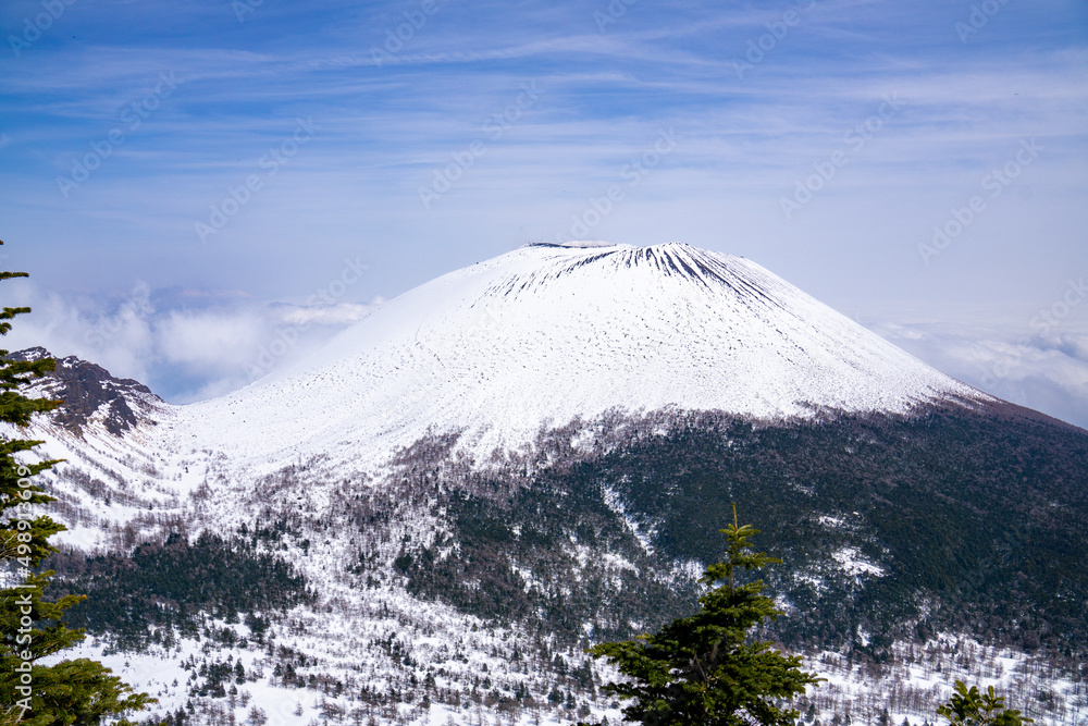 雪に覆われた浅間山