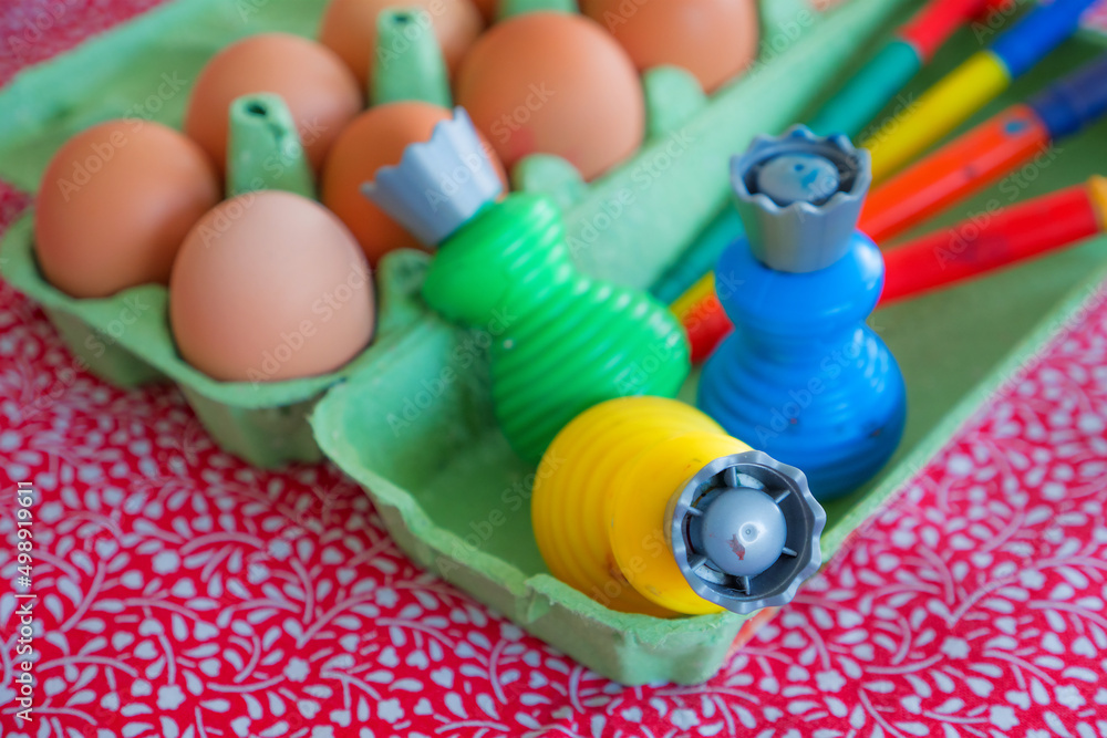 Preparation of Easter decorations, eggs to paint/Préparation des décorations de Pâques, oeufs à peindre Preparation of Easter decorations, eggs to paint/Préparation des décorations de Pâques, oeufs à peindre
