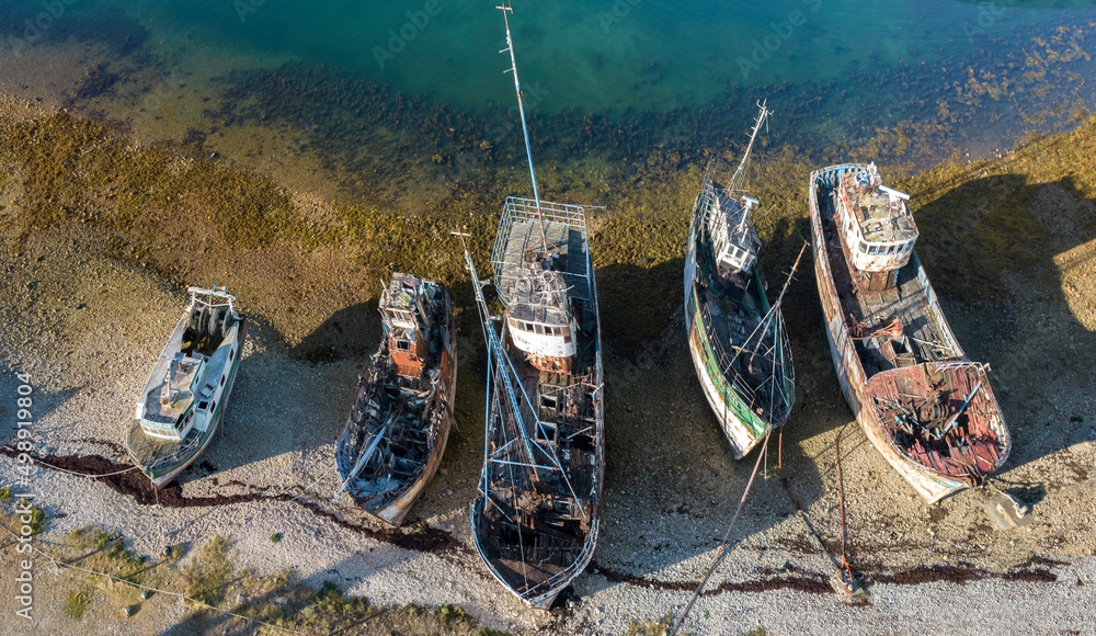 Φωτογραφία Shipwrecks in Camaret sur Mer harbour in Crozon peninsula; Brittany; France