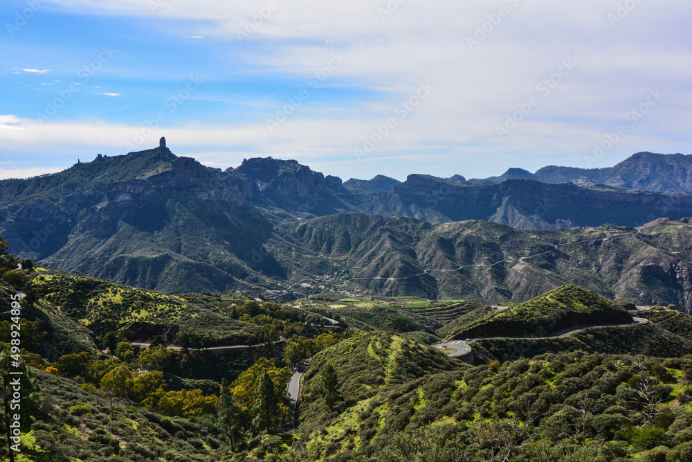 Fototapeta premium roque nublo montagna simbolo dell'isola gran canaria