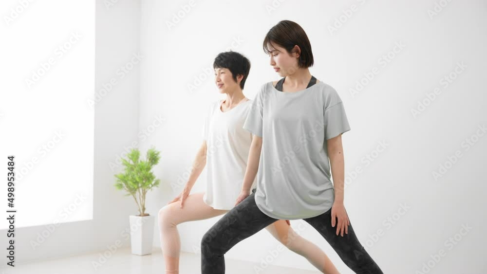 ヨガをする女性イメージ ヨガをする女性イメージ