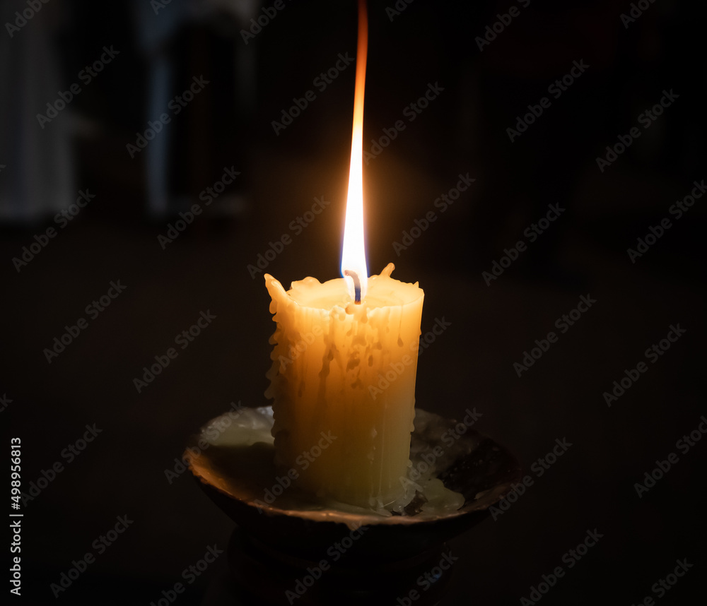 Semana santa Valladolid, vela encendida con llama alargada durante una procesión por la noche - obrazy, fototapety, plakaty 