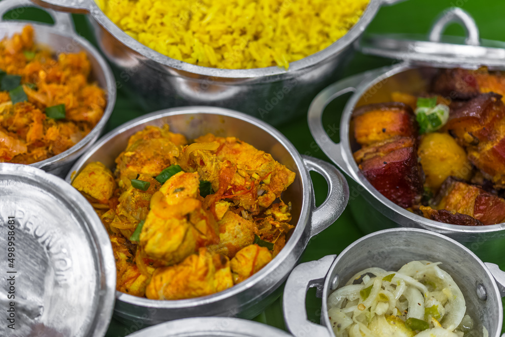 spécialités culinaires réunionnaises dans de petites marmites créoles spécialités culinaires réunionnaises dans de petites marmites créoles