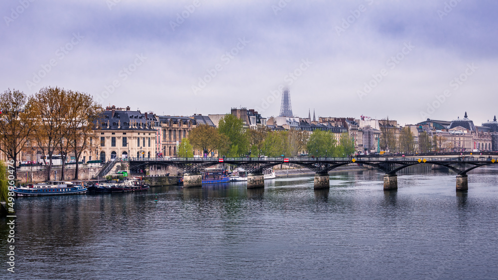 Obraz premium Overcast sky above the River Seine in the downtown of Paris, France