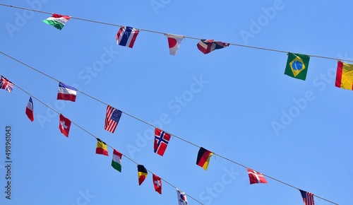 青空にはためく万国旗