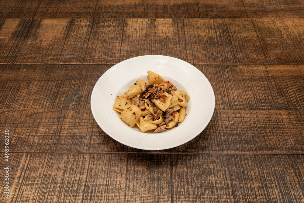 The Paccheri are typical of Campania. They are recommended for the preparation of pasta seasoned with dense and thick meat ragu, such as Neapolitan The Paccheri are typical of Campania. They are recommended for the preparation of pasta seasoned with dense and thick meat ragu, such as Neapolitan