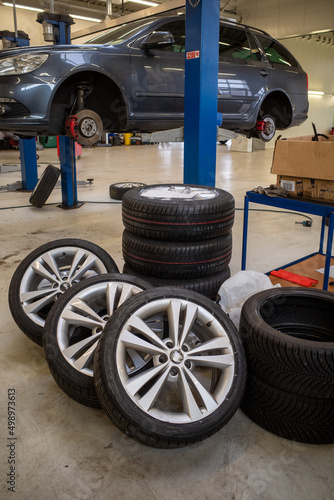 Obraz na płótnie Wheels with summer tires are ready to be mounted in a workshop w salonie