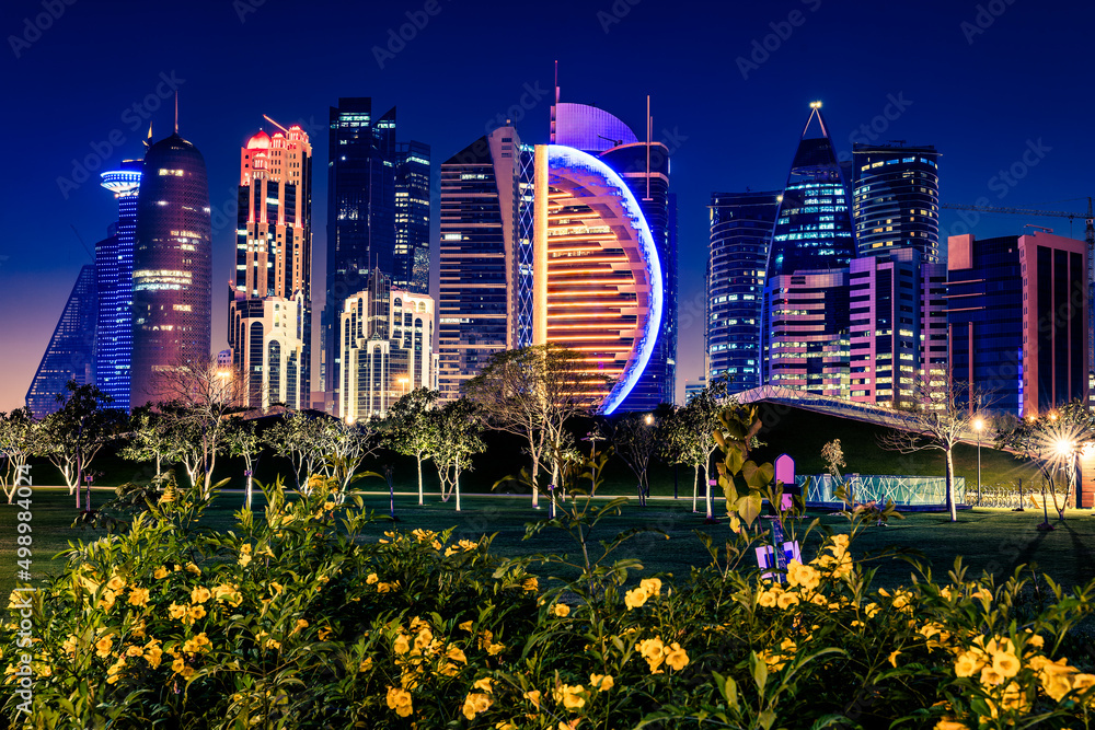 Φωτογραφία Night view in the city center of Doha, Qatar with many modern luxury buildings and skyscrapers illuminated with numerous lights