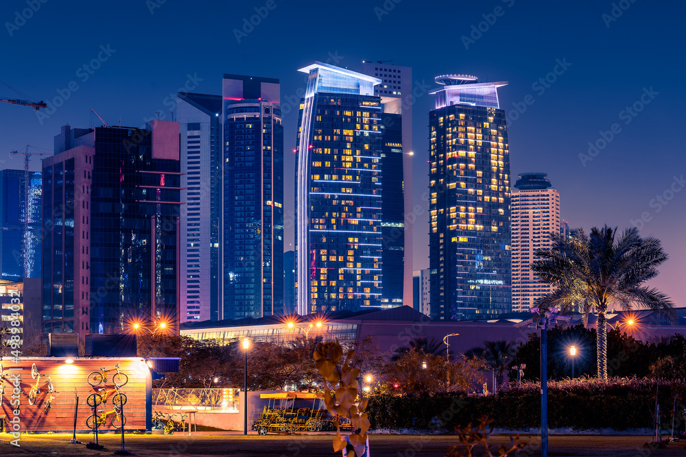 Φωτογραφία Night view in the city center of Doha, Qatar with many modern luxury buildings and skyscrapers illuminated with numerous lights