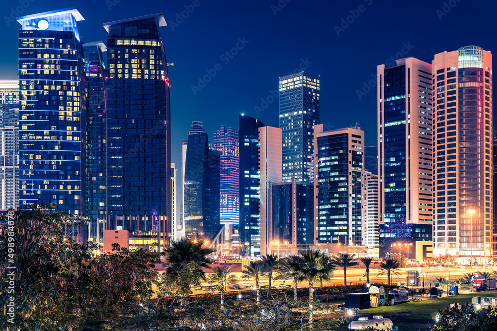 Φωτογραφία Night view in the city center of Doha, Qatar with many modern luxury buildings and skyscrapers illuminated with numerous lights