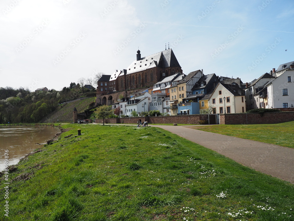 Stadt Saarburg an der Saar - inmitten von Weinbergen in Rheinland-Pfalz Stadt Saarburg an der Saar - inmitten von Weinbergen in Rheinland-Pfalz