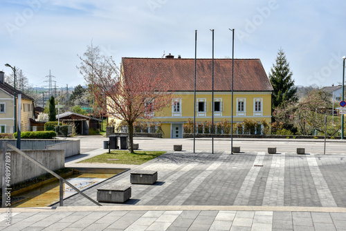 Ernsthofen, Dorfplatz, Hauptplatz, Platz, Zentrum, Ortszentrum, Dorf, Ortskern, Treppe, Stiege, Fahnenstange, Fahnenmast, Haus, Häuser, Niederösterreich, Österreich, Amstetten, Wasser, Brunnen, Brunne photo