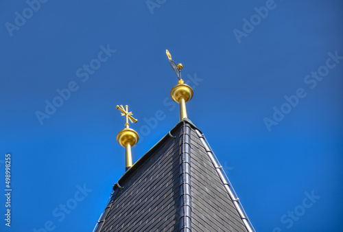 Kirchturm, Kirchturmspitze, Kreuz, Wetterhahn, Gold, Dach, Walmdach, Dachgiebel, glänzen, Wahrzeichen, Kunst, Kultur, Brauchtum, Religion, Spitze, Turmspitze, vergoldet, glänzen, Ziegel, Dachziegel, D photo