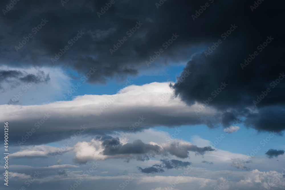 Obraz premium Sky with stormy dramatic clouds.