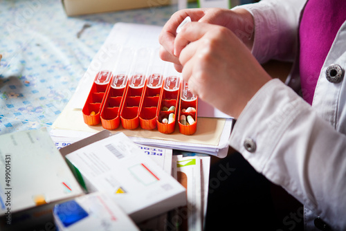 Tableau sur toile Nurse preparing the pillbox for her patient.