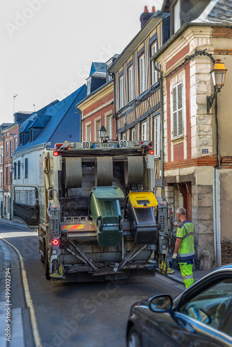 Report of a truck collecting household waste in a small street.