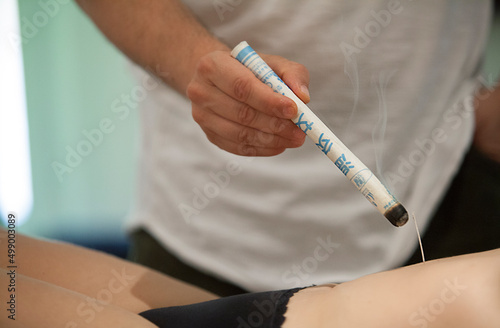 Fotografie Therapist specializing in traditional Chinese medicine practicing