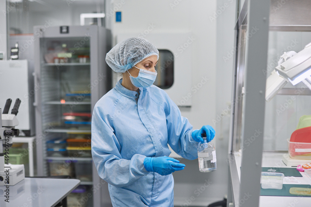 Women work in the lab. Conducts experiments on vaccines. Women work in the lab. Conducts experiments on vaccines.