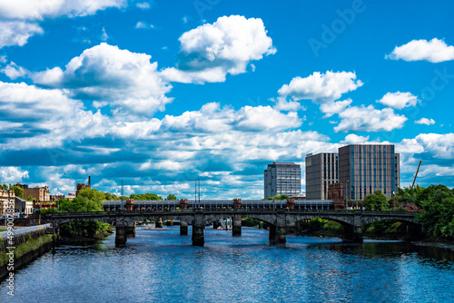 Glasgow Bahnbrücke über den Fluss