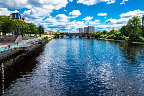 Glasgow Bahnbrücke über den Fluss