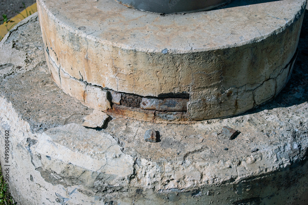 Reinforced concrete with deterioration of the structures at the base of a pillar, due to corrosion of the reinforcements due to carbonation of the concrete, oxidation of the internal rods.