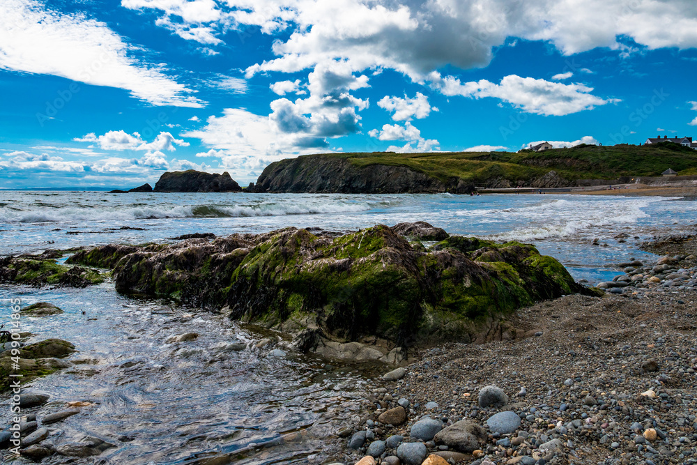Steilküste in Irland - Felsen im Wasser