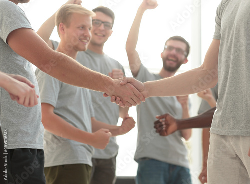 handshake of members of the contact group, to applause