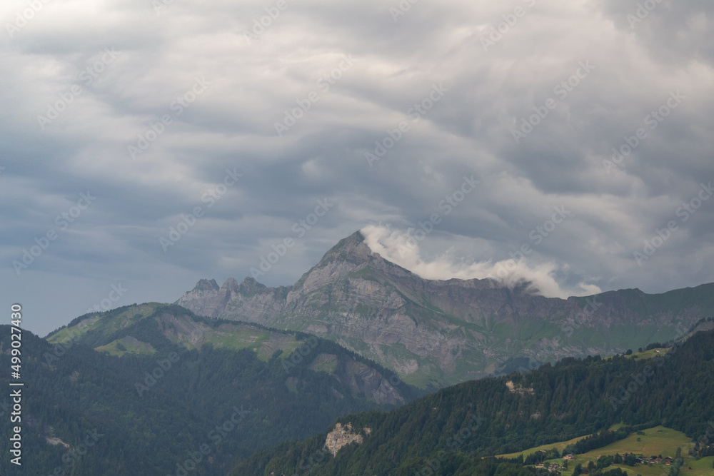 illustration d'un paysage de montagne  sous les nuages