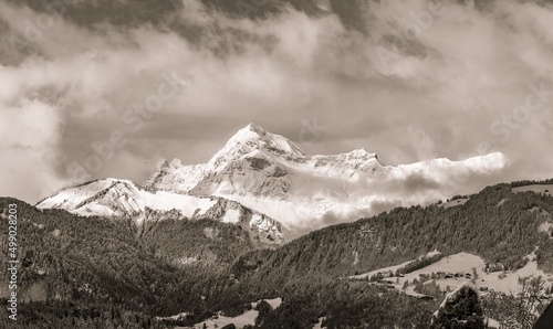 illustration d un paysage de montagne sous la neige sous un ciel nuageux en noir et blanc