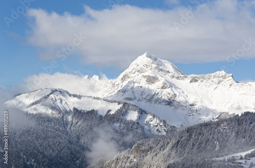 illustration d'un paysage de montagne représenté par une montagne enneigée avec des nuages © emmanuel