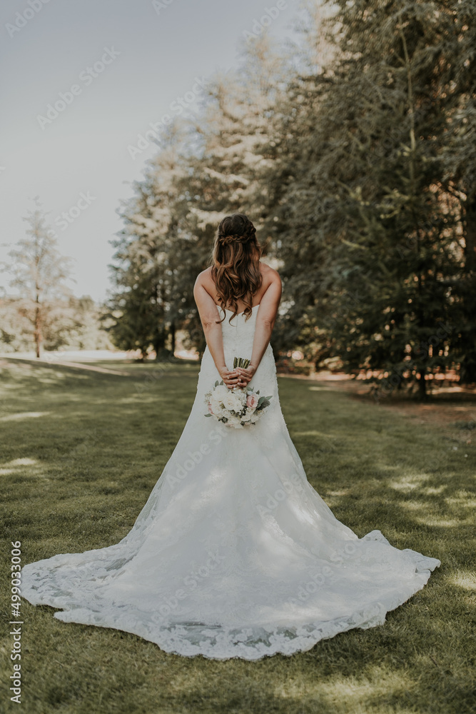 bride holding bouquet of flowers