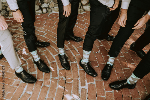 Φωτογραφία groomsmen sock show off