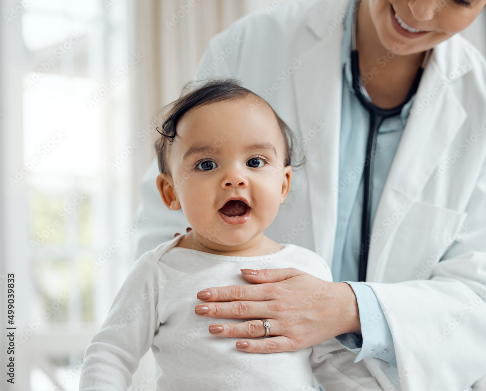 © Kay Abrahams/peopleimages.com - Regular checkups are essential to ensure baby stays healthy. Shot of a paediatrician examining a baby in a clinic.