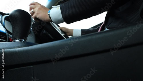 自動車を運転している会社員の男性　交通　イメージ
