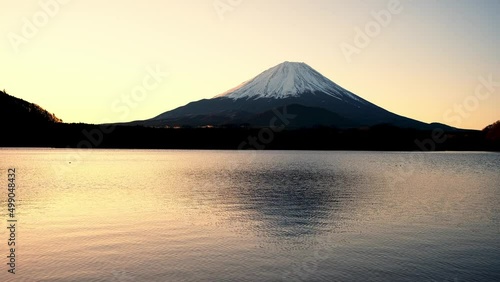 精進湖と朝焼けの富士山