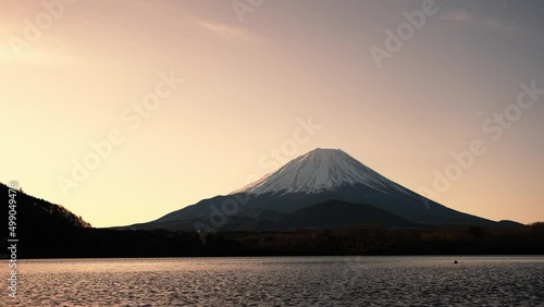 精進湖と朝焼けの富士山