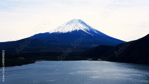 精進湖と朝焼けの富士山