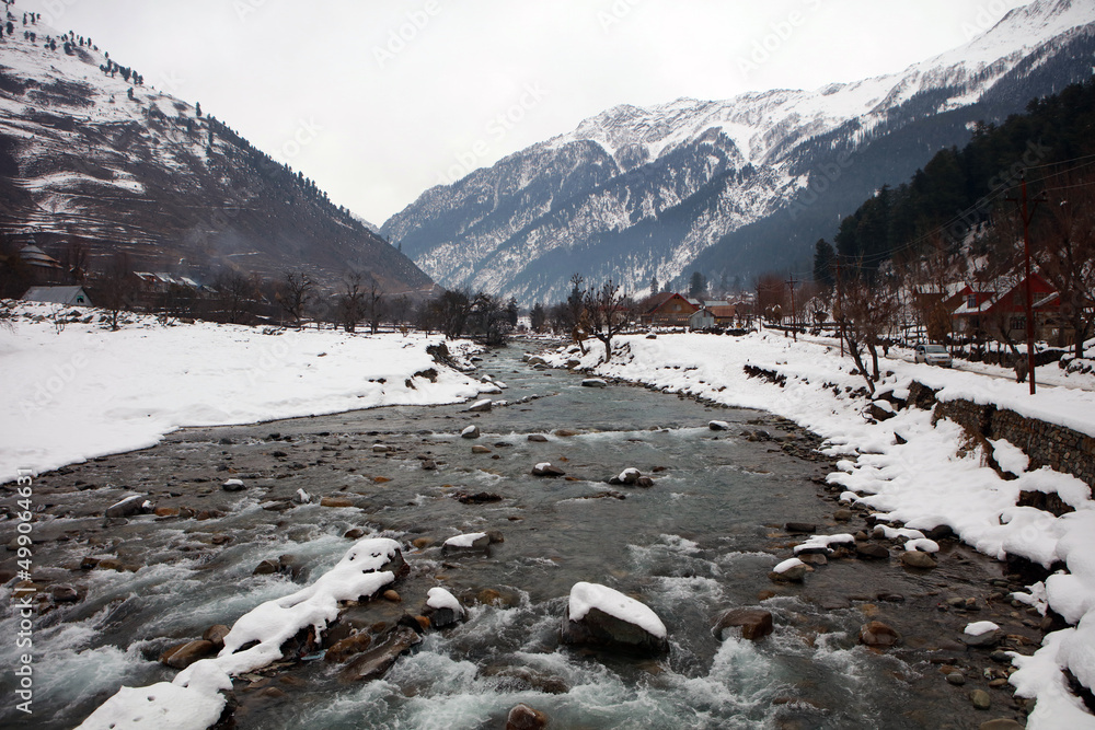 Fototapeta premium snow covered mountains