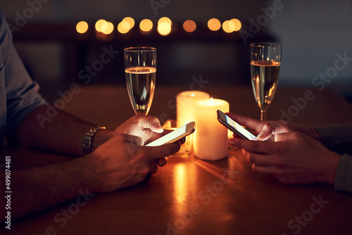 Fotografija Lets let everyone know were engaged