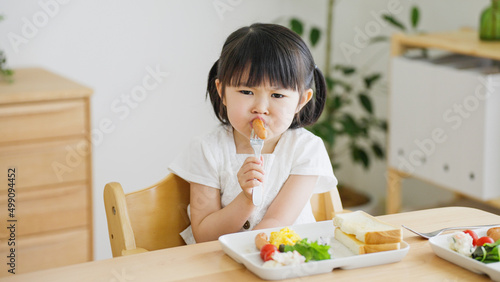 食事する4歳の子供（育児・子育て） photo