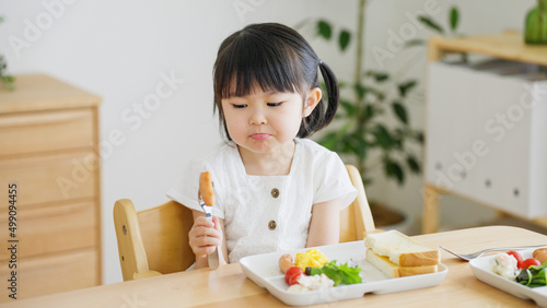 Cuadro en lienzo 食事する4歳の子供（育児・子育て）