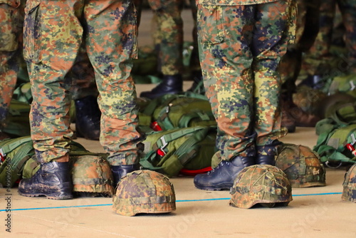 Bundeswehr Fallschirmjäger Ausrüstung Fallschrim Heer Luftwaffe Übung Manöver Männer Frauen Armee Einsatz Soldaten  Bundeswehr  photo